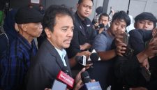 Roy Suryo memberikan keterangan kepada awak media terkait putusan penolakan praperadilan jilid III-nya di Pengadilan Negeri Jakarta Selatan. Foto: Ist.