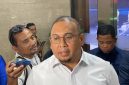 Andre Rosiade saat memberikan keterangan kepada awak media di Tangerang, Selasa (25/8/2026). Meski namanya santer disebut calon Ketua Umum PSSI 2027, ia menegaskan lebih dulu fokus membawa Semen Padang FC juara Liga 2 dan kembali promosi ke Liga 1 sebelum memikirkan posisi di PSSI. Foto: Ist.