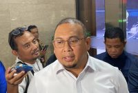 Andre Rosiade saat memberikan keterangan kepada awak media di Tangerang, Selasa (25/8/2026). Meski namanya santer disebut calon Ketua Umum PSSI 2027, ia menegaskan lebih dulu fokus membawa Semen Padang FC juara Liga 2 dan kembali promosi ke Liga 1 sebelum memikirkan posisi di PSSI. Foto: Ist.