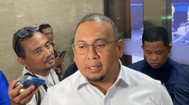 Andre Rosiade saat memberikan keterangan kepada awak media di Tangerang, Selasa (25/8/2026). Meski namanya santer disebut calon Ketua Umum PSSI 2027, ia menegaskan lebih dulu fokus membawa Semen Padang FC juara Liga 2 dan kembali promosi ke Liga 1 sebelum memikirkan posisi di PSSI. Foto: Ist.