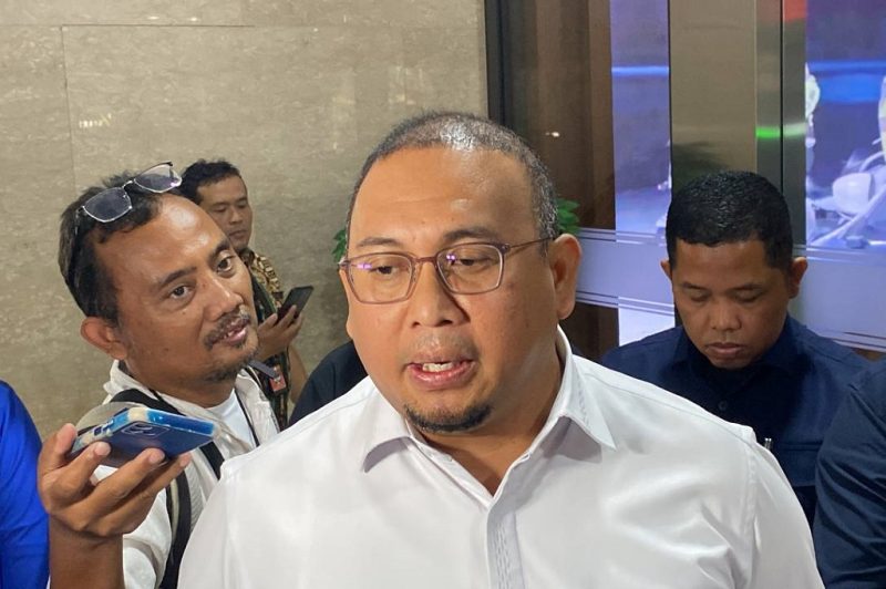 Andre Rosiade saat memberikan keterangan kepada awak media di Tangerang, Selasa (25/8/2026). Meski namanya santer disebut calon Ketua Umum PSSI 2027, ia menegaskan lebih dulu fokus membawa Semen Padang FC juara Liga 2 dan kembali promosi ke Liga 1 sebelum memikirkan posisi di PSSI. Foto: Ist.