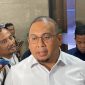 Andre Rosiade saat memberikan keterangan kepada awak media di Tangerang, Selasa (25/8/2026). Meski namanya santer disebut calon Ketua Umum PSSI 2027, ia menegaskan lebih dulu fokus membawa Semen Padang FC juara Liga 2 dan kembali promosi ke Liga 1 sebelum memikirkan posisi di PSSI. Foto: Ist.