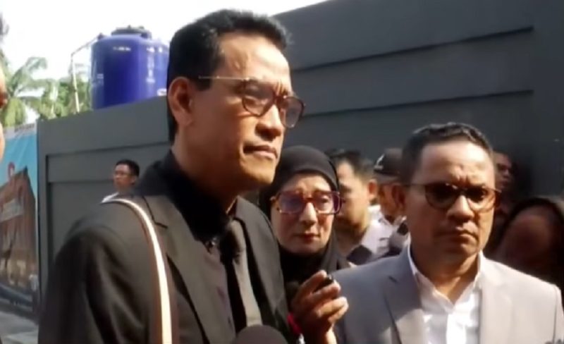 Kuasa hukum Roy Suryo, Refly Harun (kiri). Foto: Ist.