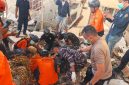 Petugas mengevakuasi korban gempa M7,7 di Nusa Tenggara Timur. Foto: Ist.