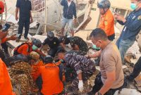 Petugas mengevakuasi korban gempa M7,7 di Nusa Tenggara Timur. Foto: Ist.