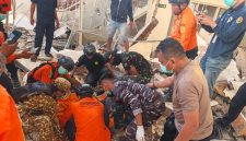 Petugas mengevakuasi korban gempa M7,7 di Nusa Tenggara Timur. Foto: Ist.