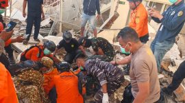 Petugas mengevakuasi korban gempa M7,7 di Nusa Tenggara Timur. Foto: Ist.
