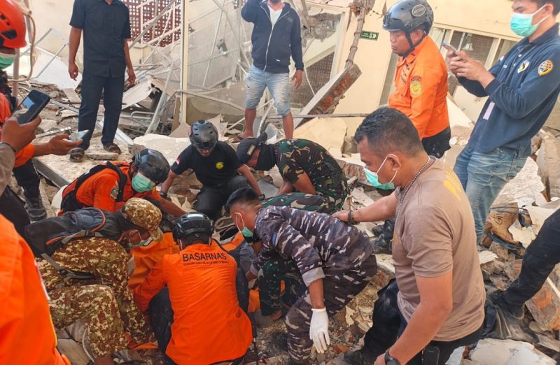 Petugas mengevakuasi korban gempa M7,7 di Nusa Tenggara Timur. Foto: Ist.