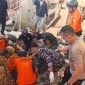 Petugas mengevakuasi korban gempa M7,7 di Nusa Tenggara Timur. Foto: Ist.