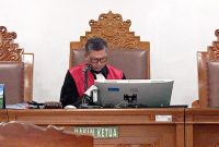 Hakim Tunggal Sulistyo Muhamad Dwi Putro membacakan putusan penolakan praperadilan Asrul Azis Taba terkait tindakan penggeledahan KPK dalam kasus dugaan korupsi kuota haji, di Pengadilan Negeri Jakarta Selatan, Senin (10/8/2026). Foto: Ist.