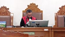 Hakim Tunggal Sulistyo Muhamad Dwi Putro membacakan putusan penolakan praperadilan Asrul Azis Taba terkait tindakan penggeledahan KPK dalam kasus dugaan korupsi kuota haji, di Pengadilan Negeri Jakarta Selatan, Senin (10/8/2026). Foto: Ist.