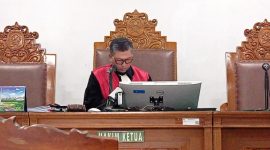 Hakim Tunggal Sulistyo Muhamad Dwi Putro membacakan putusan penolakan praperadilan Asrul Azis Taba terkait tindakan penggeledahan KPK dalam kasus dugaan korupsi kuota haji, di Pengadilan Negeri Jakarta Selatan, Senin (10/8/2026). Foto: Ist.