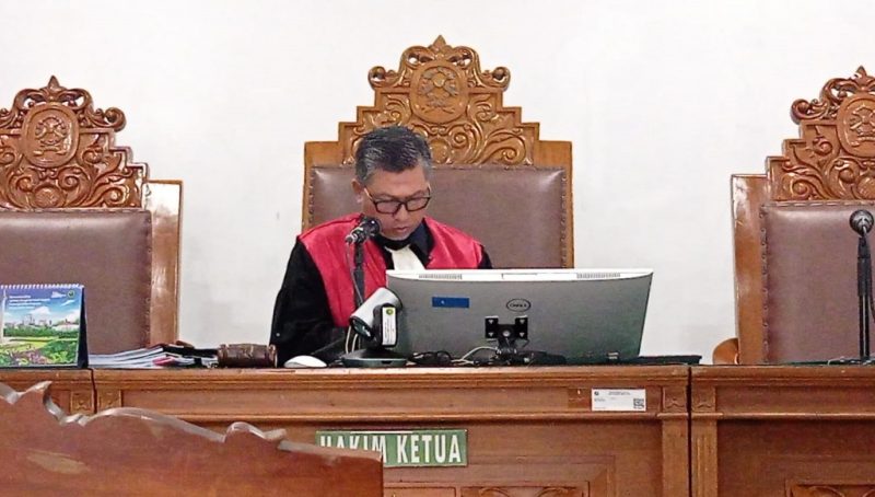 Hakim Tunggal Sulistyo Muhamad Dwi Putro membacakan putusan penolakan praperadilan Asrul Azis Taba terkait tindakan penggeledahan KPK dalam kasus dugaan korupsi kuota haji, di Pengadilan Negeri Jakarta Selatan, Senin (10/8/2026). Foto: Ist.