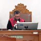 Hakim Tunggal Sulistyo Muhamad Dwi Putro membacakan putusan penolakan praperadilan Asrul Azis Taba terkait tindakan penggeledahan KPK dalam kasus dugaan korupsi kuota haji, di Pengadilan Negeri Jakarta Selatan, Senin (10/8/2026). Foto: Ist.