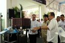 Presiden Prabowo Subianto mendengarkan penjelasan langsung dari peneliti BRIN mengenai pesawat tanpa awak berteknologi pemantauan wilayah dan modifikasi cuaca saat meninjau pameran inovasi nasional di halaman Istana Kepresidenan, Jakarta, Kamis (6/8/2026). Foto: Ist.