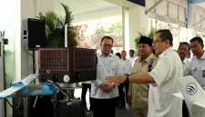 Presiden Prabowo Subianto mendengarkan penjelasan langsung dari peneliti BRIN mengenai pesawat tanpa awak berteknologi pemantauan wilayah dan modifikasi cuaca saat meninjau pameran inovasi nasional di halaman Istana Kepresidenan, Jakarta, Kamis (6/8/2026). Foto: Ist.