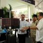 Presiden Prabowo Subianto mendengarkan penjelasan langsung dari peneliti BRIN mengenai pesawat tanpa awak berteknologi pemantauan wilayah dan modifikasi cuaca saat meninjau pameran inovasi nasional di halaman Istana Kepresidenan, Jakarta, Kamis (6/8/2026). Foto: Ist.