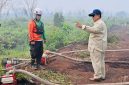 Presiden Prabowo Subianto memberikan arahan kepada petugas yang sedang bertugas memadamkan kebakaran hutan dan lahan saat meninjau langsung lokasi terdampak di Desa Limbung, Kabupaten Kubu Raya, Kalimantan Barat, Sabtu (22/8/2026). Foto: Ist.