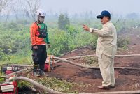 Presiden Prabowo Subianto memberikan arahan kepada petugas yang sedang bertugas memadamkan kebakaran hutan dan lahan saat meninjau langsung lokasi terdampak di Desa Limbung, Kabupaten Kubu Raya, Kalimantan Barat, Sabtu (22/8/2026). Foto: Ist.