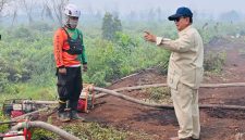 Presiden Prabowo Subianto memberikan arahan kepada petugas yang sedang bertugas memadamkan kebakaran hutan dan lahan saat meninjau langsung lokasi terdampak di Desa Limbung, Kabupaten Kubu Raya, Kalimantan Barat, Sabtu (22/8/2026). Foto: Ist.