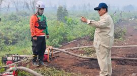 Presiden Prabowo Subianto memberikan arahan kepada petugas yang sedang bertugas memadamkan kebakaran hutan dan lahan saat meninjau langsung lokasi terdampak di Desa Limbung, Kabupaten Kubu Raya, Kalimantan Barat, Sabtu (22/8/2026). Foto: Ist.