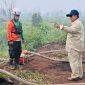 Presiden Prabowo Subianto memberikan arahan kepada petugas yang sedang bertugas memadamkan kebakaran hutan dan lahan saat meninjau langsung lokasi terdampak di Desa Limbung, Kabupaten Kubu Raya, Kalimantan Barat, Sabtu (22/8/2026). Foto: Ist.