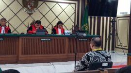  Sidang pembacaan vonis banding Ibrahim Arief alias Ibam di Pengadilan Tinggi DKI Jakarta, Senin (31/8/2026). Majelis Hakim memperberat hukuman dari 4 tahun menjadi 5 tahun penjara sekaligus menjatuhkan kewajiban membayar uang pengganti Rp5 miliar kepada negara dalam perkara korupsi pengadaan Chromebook. Foto: Ist.