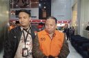 Rektor Universitas Jenderal Soedirman, Akhmad Sodiq, mengenakan rompi oranye tahanan KPK saat digiring petugas menuju mobil tahanan di Gedung Merah Putih KPK, Jakarta, Sabtu (22/8/2026). Foto: Ist.