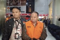 Rektor Universitas Jenderal Soedirman, Akhmad Sodiq, mengenakan rompi oranye tahanan KPK saat digiring petugas menuju mobil tahanan di Gedung Merah Putih KPK, Jakarta, Sabtu (22/8/2026). Foto: Ist.
