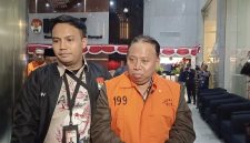 Rektor Universitas Jenderal Soedirman, Akhmad Sodiq, mengenakan rompi oranye tahanan KPK saat digiring petugas menuju mobil tahanan di Gedung Merah Putih KPK, Jakarta, Sabtu (22/8/2026). Foto: Ist.