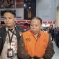 Rektor Universitas Jenderal Soedirman, Akhmad Sodiq, mengenakan rompi oranye tahanan KPK saat digiring petugas menuju mobil tahanan di Gedung Merah Putih KPK, Jakarta, Sabtu (22/8/2026). Foto: Ist.