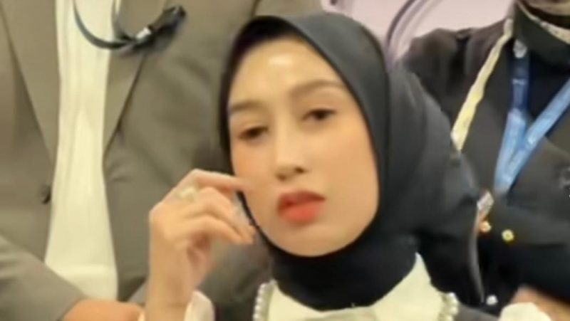 Reza Gladys didampingi tim kuasa hukumnya saat memberikan keterangan pers terkait putusan banding Pengadilan Tinggi DKI Jakarta, Sabtu (29/8/2026). Foto: Ist.