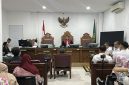 Suasana sidang praperadilan jilid ketiga Roy Suryo terhadap Polda Metro Jaya yang digelar di ruang sidang utama Pengadilan Negeri Jakarta Selatan, Senin (3/8/2026). Hakim tunggal I Ketut Darpawan memimpin persidangan saat pihak Polda Metro Jaya menyerahkan alat bukti dan menghadirkan ahli hukum untuk memperkuat dalil dalam perkara gugatan ganti rugi senilai Rp206 juta. Foto: Ist.