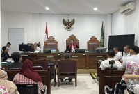 Suasana sidang praperadilan jilid ketiga Roy Suryo terhadap Polda Metro Jaya yang digelar di ruang sidang utama Pengadilan Negeri Jakarta Selatan, Senin (3/8/2026). Hakim tunggal I Ketut Darpawan memimpin persidangan saat pihak Polda Metro Jaya menyerahkan alat bukti dan menghadirkan ahli hukum untuk memperkuat dalil dalam perkara gugatan ganti rugi senilai Rp206 juta. Foto: Ist.