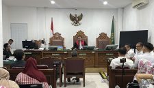 Suasana sidang praperadilan jilid ketiga Roy Suryo terhadap Polda Metro Jaya yang digelar di ruang sidang utama Pengadilan Negeri Jakarta Selatan, Senin (3/8/2026). Hakim tunggal I Ketut Darpawan memimpin persidangan saat pihak Polda Metro Jaya menyerahkan alat bukti dan menghadirkan ahli hukum untuk memperkuat dalil dalam perkara gugatan ganti rugi senilai Rp206 juta. Foto: Ist.