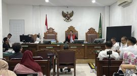 Suasana sidang praperadilan jilid ketiga Roy Suryo terhadap Polda Metro Jaya yang digelar di ruang sidang utama Pengadilan Negeri Jakarta Selatan, Senin (3/8/2026). Hakim tunggal I Ketut Darpawan memimpin persidangan saat pihak Polda Metro Jaya menyerahkan alat bukti dan menghadirkan ahli hukum untuk memperkuat dalil dalam perkara gugatan ganti rugi senilai Rp206 juta. Foto: Ist.