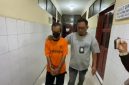 Tersangka Mudasir, Sekretaris Dinas Peternakan Labuhanbatu, didampingi petugas kepolisian setelah ditangkap terkait dugaan penipuan bermodus proyek pengadaan laptop fiktif yang merugikan puluhan orang dengan kerugian mendekati Rp1 miliar. Foto: Ist.