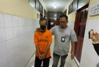 Tersangka Mudasir, Sekretaris Dinas Peternakan Labuhanbatu, didampingi petugas kepolisian setelah ditangkap terkait dugaan penipuan bermodus proyek pengadaan laptop fiktif yang merugikan puluhan orang dengan kerugian mendekati Rp1 miliar. Foto: Ist.