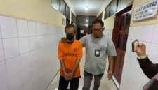 Tersangka Mudasir, Sekretaris Dinas Peternakan Labuhanbatu, didampingi petugas kepolisian setelah ditangkap terkait dugaan penipuan bermodus proyek pengadaan laptop fiktif yang merugikan puluhan orang dengan kerugian mendekati Rp1 miliar. Foto: Ist.