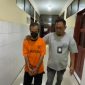 Tersangka Mudasir, Sekretaris Dinas Peternakan Labuhanbatu, didampingi petugas kepolisian setelah ditangkap terkait dugaan penipuan bermodus proyek pengadaan laptop fiktif yang merugikan puluhan orang dengan kerugian mendekati Rp1 miliar. Foto: Ist.