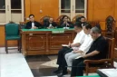 Tiga terdakwa korupsi pengadaan dua unit kapal tunda PT Pelindo Regional I Belawan tampak duduk di kursi tersangka. Foto: Ist.