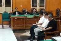 Tiga terdakwa korupsi pengadaan dua unit kapal tunda PT Pelindo Regional I Belawan tampak duduk di kursi tersangka. Foto: Ist.