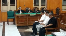 Tiga terdakwa korupsi pengadaan dua unit kapal tunda PT Pelindo Regional I Belawan tampak duduk di kursi tersangka. Foto: Ist.