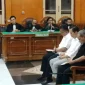 Tiga terdakwa korupsi pengadaan dua unit kapal tunda PT Pelindo Regional I Belawan tampak duduk di kursi tersangka. Foto: Ist.