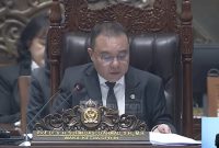 Wakil Ketua DPR RI, Prof. Dr. Ir. H. Sufmi Dasco Ahmad, memimpin Rapat Paripurna yang menetapkan batas waktu pengesahan RUU Perampasan Aset paling lambat pada 15 Desember 2026. Keputusan ini disambut setuju secara bulat oleh seluruh anggota DPR yang hadir. Foto: Ist.