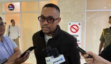 Wakil Ketua Komisi III DPR RI, Ahmad Sahroni, memberikan keterangan kepada awak media di Kompleks Parlemen, Senayan, Jakarta Pusat, Selasa (4/8/2026). Sahroni menegaskan DPR RI belum menerima Surat Presiden terkait pergantian Kapolri Jenderal Listyo Sigit Prabowo, meskipun isu pergantian mencuat mengingat masa jabatan telah berjalan sekitar lima tahun. Foto: Ist.