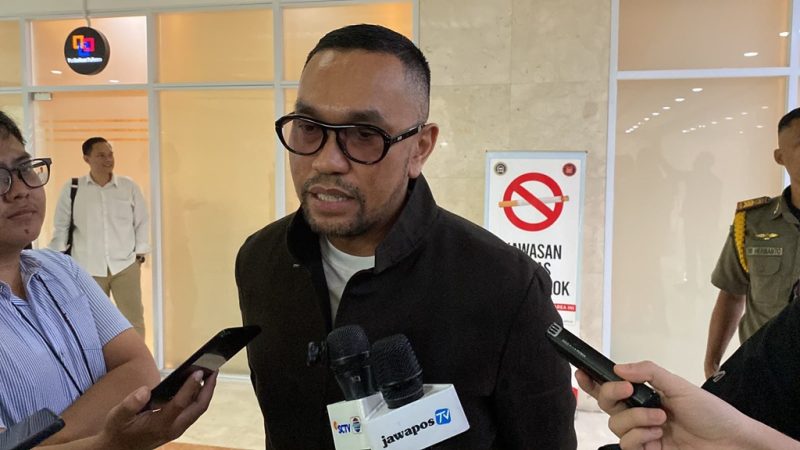 Wakil Ketua Komisi III DPR RI, Ahmad Sahroni, memberikan keterangan kepada awak media di Kompleks Parlemen, Senayan, Jakarta Pusat, Selasa (4/8/2026). Sahroni menegaskan DPR RI belum menerima Surat Presiden terkait pergantian Kapolri Jenderal Listyo Sigit Prabowo, meskipun isu pergantian mencuat mengingat masa jabatan telah berjalan sekitar lima tahun. Foto: Ist.