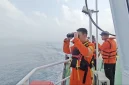 Tim SAR gabungan melakukan pengamatan sambil menyisir perairan sekitar Gunung Anak Krakatau untuk mencari jejak lima jurnalis dan tiga awak kapal yang hilang kontak. Operasi pencarian memasuki hari kedelapan dengan melibatkan 647 personel serta memperluas jangkauan hingga wilayah kerja Basarnas Bengkulu, Selasa (15/9/2026). Foto: Ist.