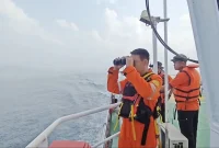 Tim SAR gabungan melakukan pengamatan sambil menyisir perairan sekitar Gunung Anak Krakatau untuk mencari jejak lima jurnalis dan tiga awak kapal yang hilang kontak. Operasi pencarian memasuki hari kedelapan dengan melibatkan 647 personel serta memperluas jangkauan hingga wilayah kerja Basarnas Bengkulu, Selasa (15/9/2026). Foto: Ist.