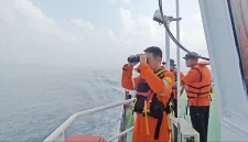 Tim SAR gabungan melakukan pengamatan sambil menyisir perairan sekitar Gunung Anak Krakatau untuk mencari jejak lima jurnalis dan tiga awak kapal yang hilang kontak. Operasi pencarian memasuki hari kedelapan dengan melibatkan 647 personel serta memperluas jangkauan hingga wilayah kerja Basarnas Bengkulu, Selasa (15/9/2026). Foto: Ist.